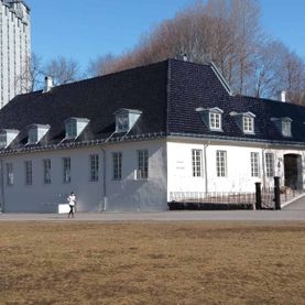 Fasaden til Nedre Foss Gård i Oslo